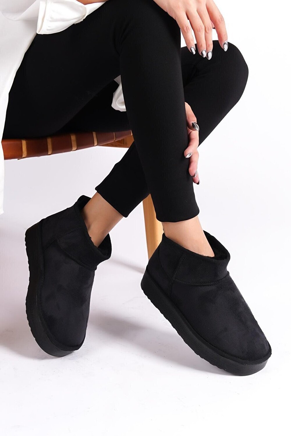 

Короткие женские меховые сапоги на толстой подошве с круглым носком Capone Outfitters, черный