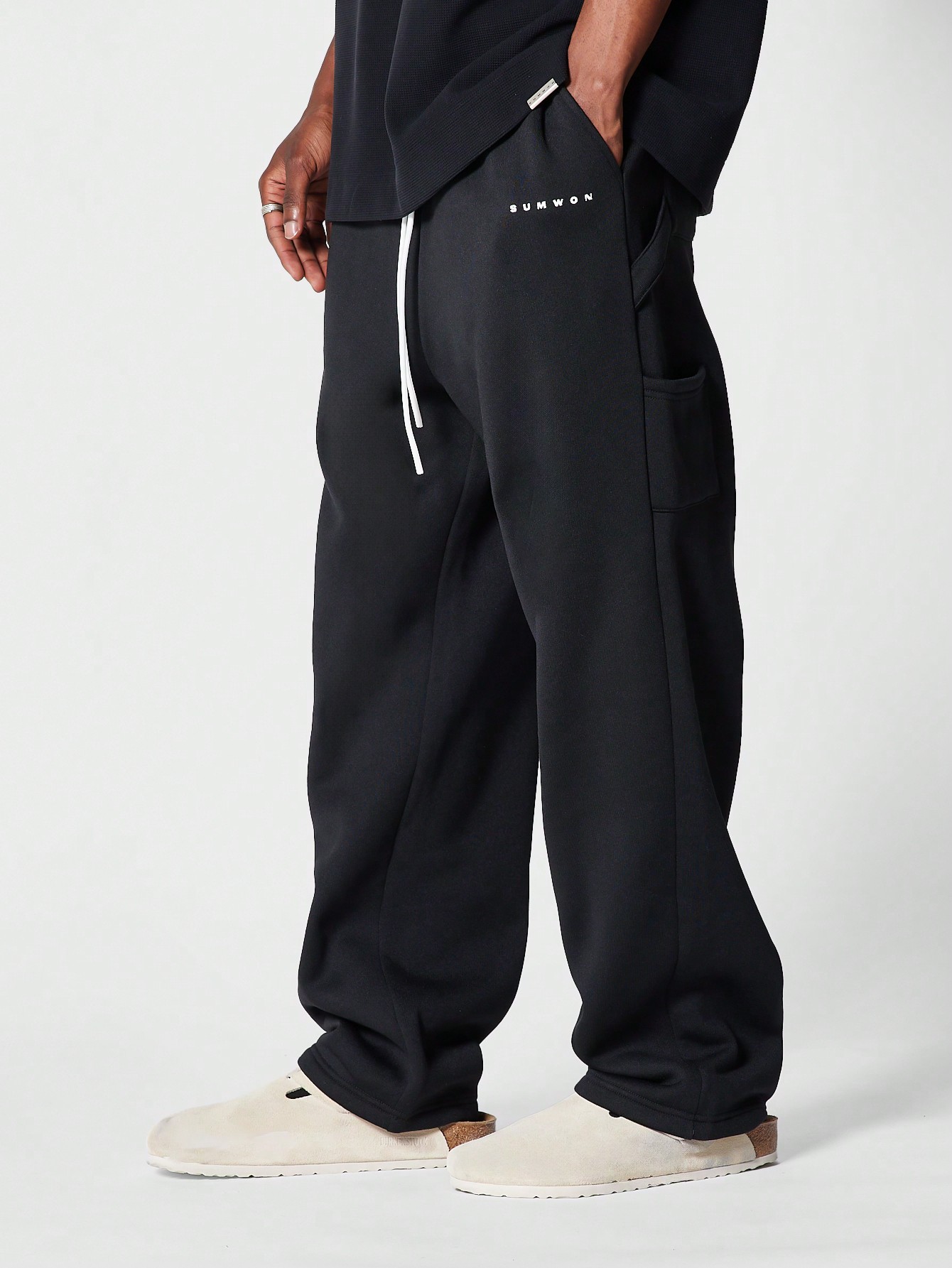 sumwon нейлоновые брюки для костюма мокко браун Джоггеры SUMWON с заниженным шаговым швом, черный