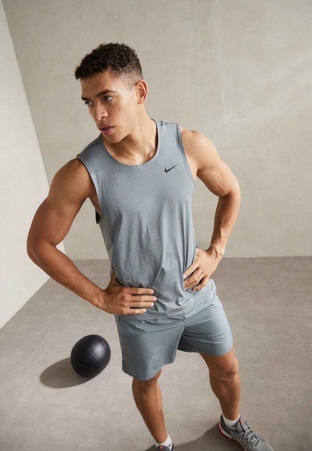 

Верх M NK DF READY TANK Nike, дымчато-серый/черный