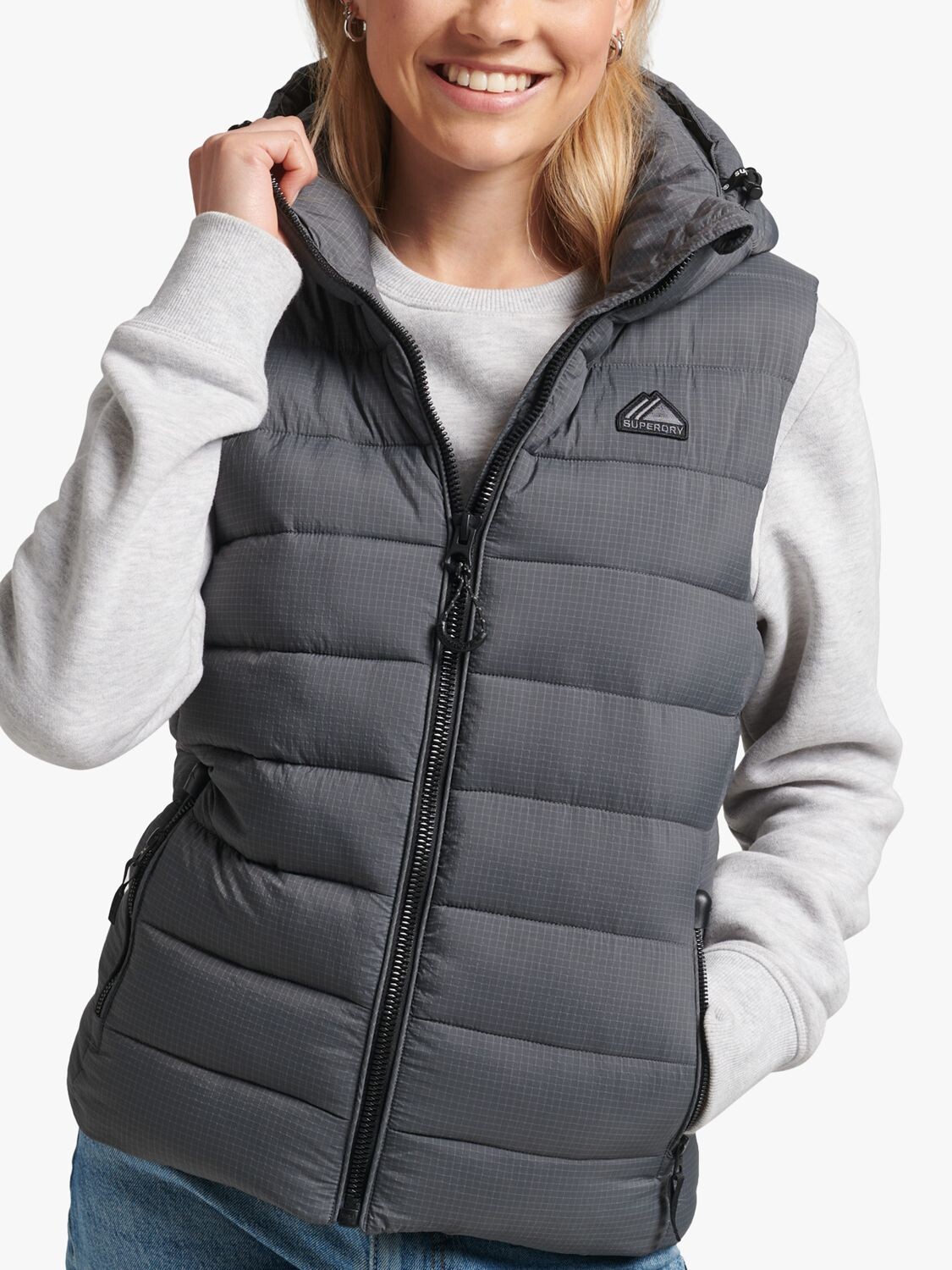

Классический утепленный жилет с капюшоном Superdry, темно-серый цвет