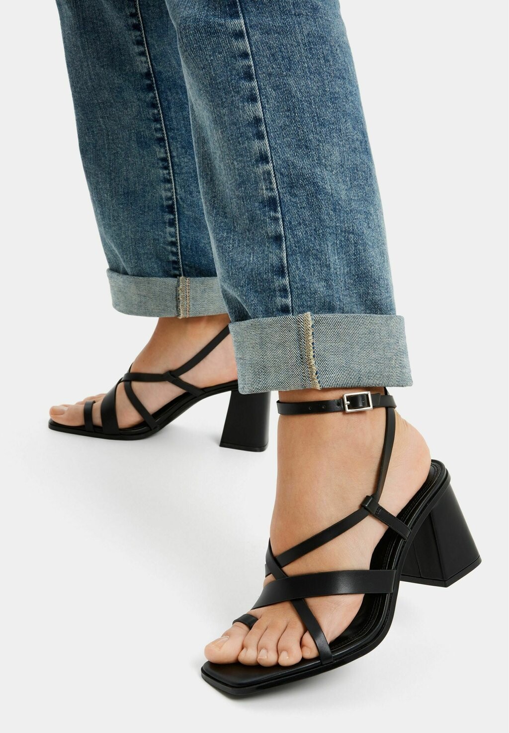 Сандалии-туфли BLOCK WITH STRAPS Bershka, цвет black