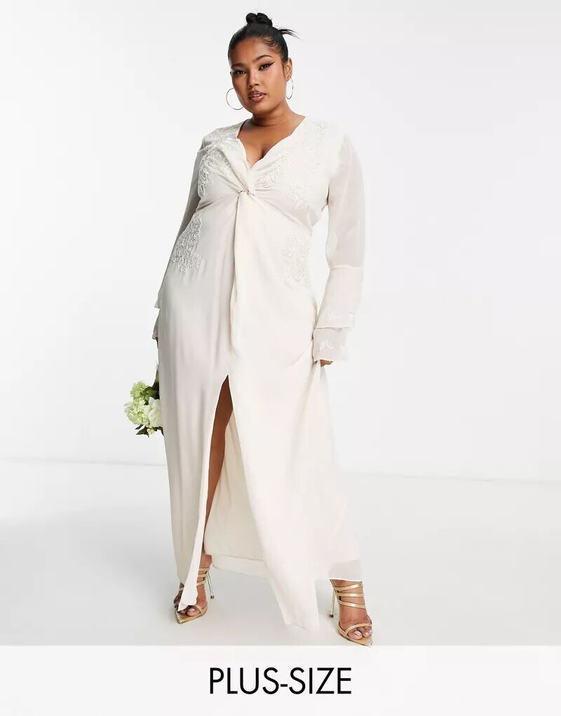 

Свадебное платье макси Hope & Ivy Plus Bridal цвета слоновой кости с многоярусными рукавами и вышивкой