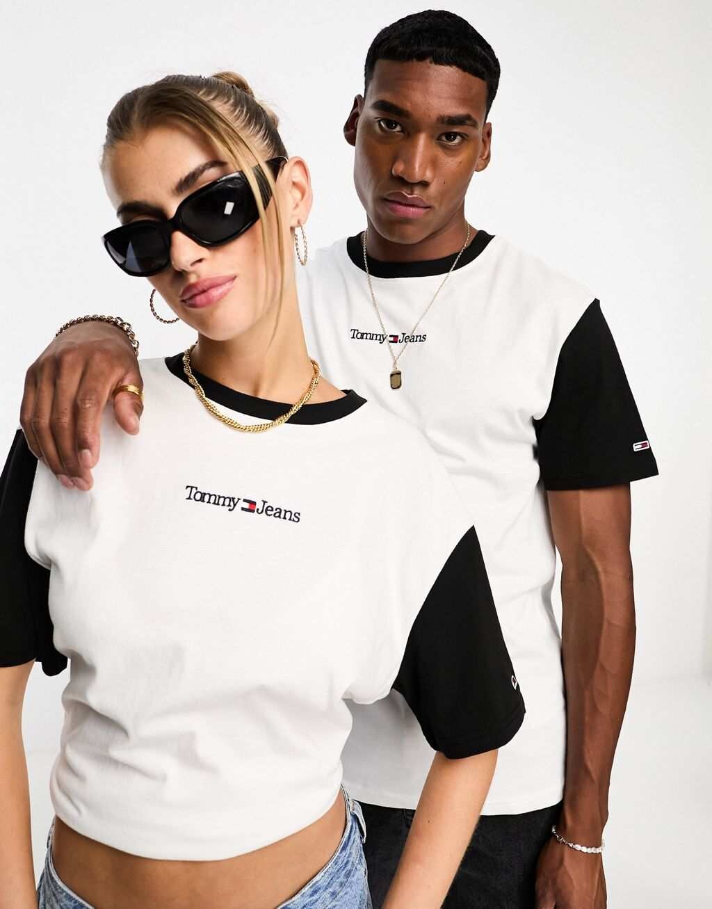 

Белая классическая футболка унисекс с контрастным логотипом Tommy Jeans