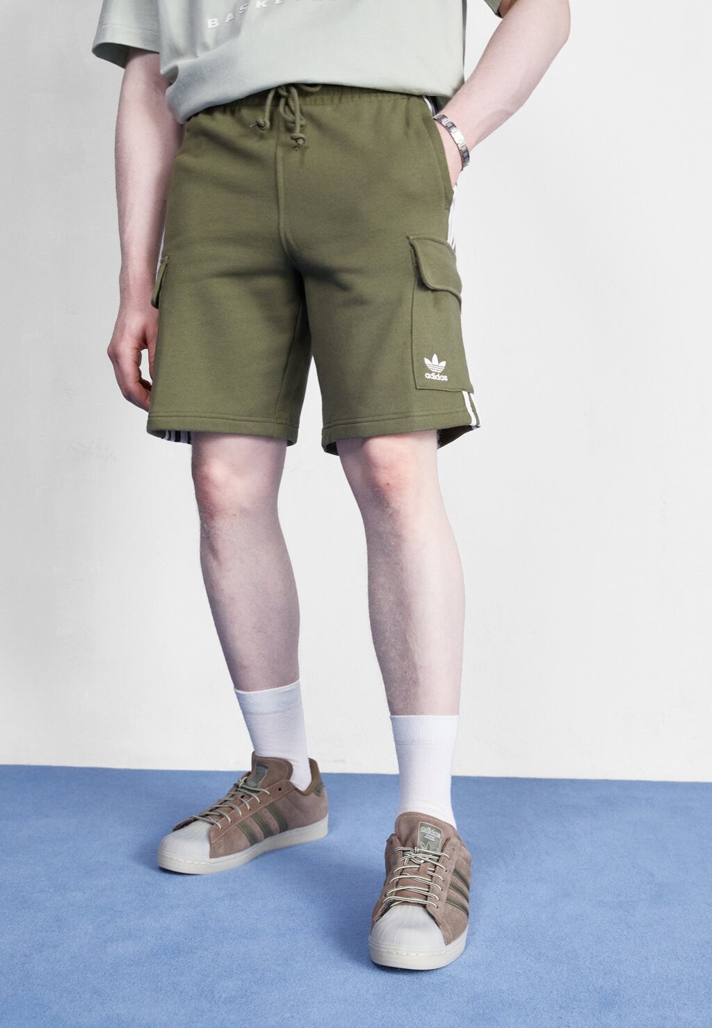 

Спортивные брюки adidas Originals, оливковые слои