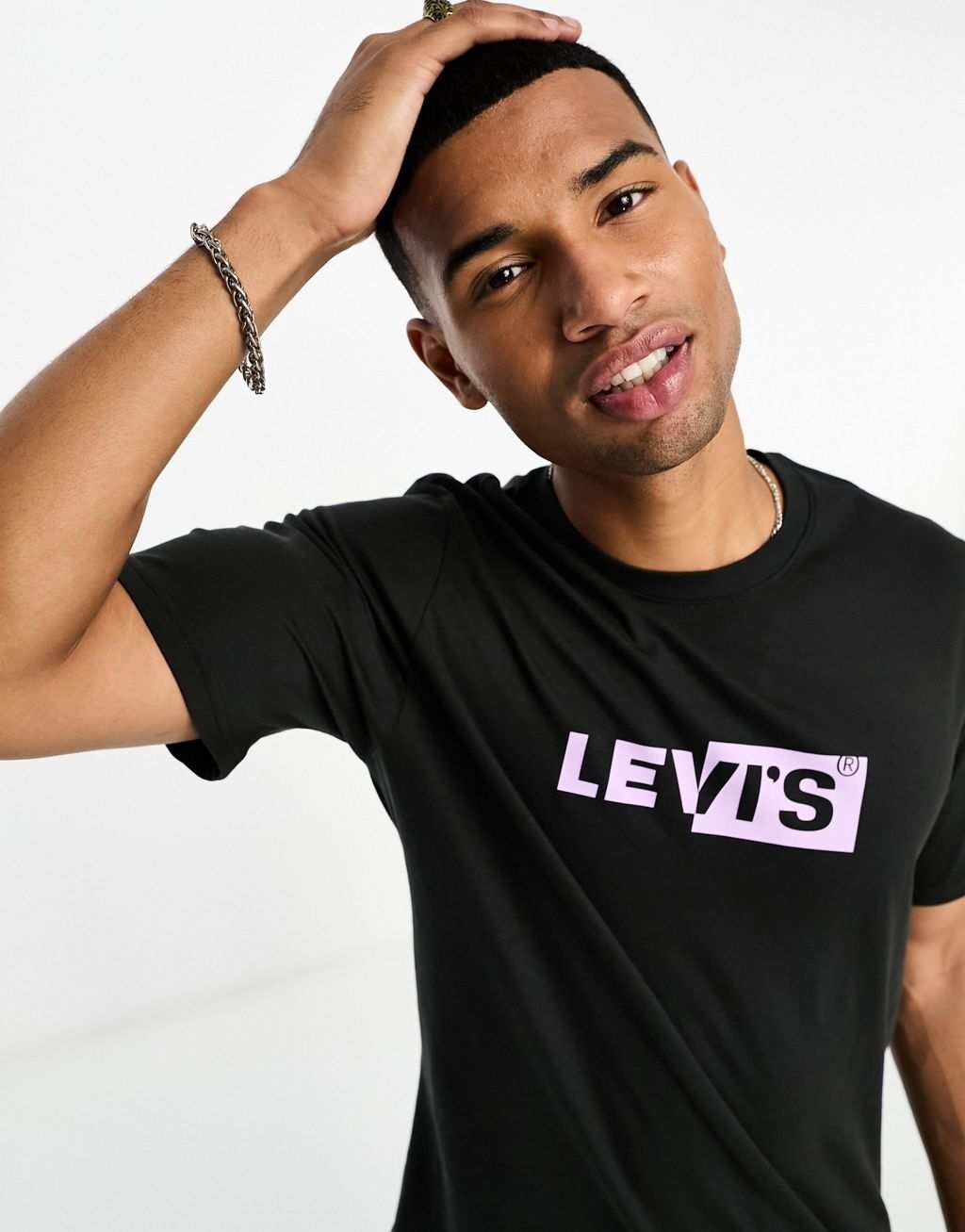 

Черная футболка Levi's с логотипом в центре., Черный