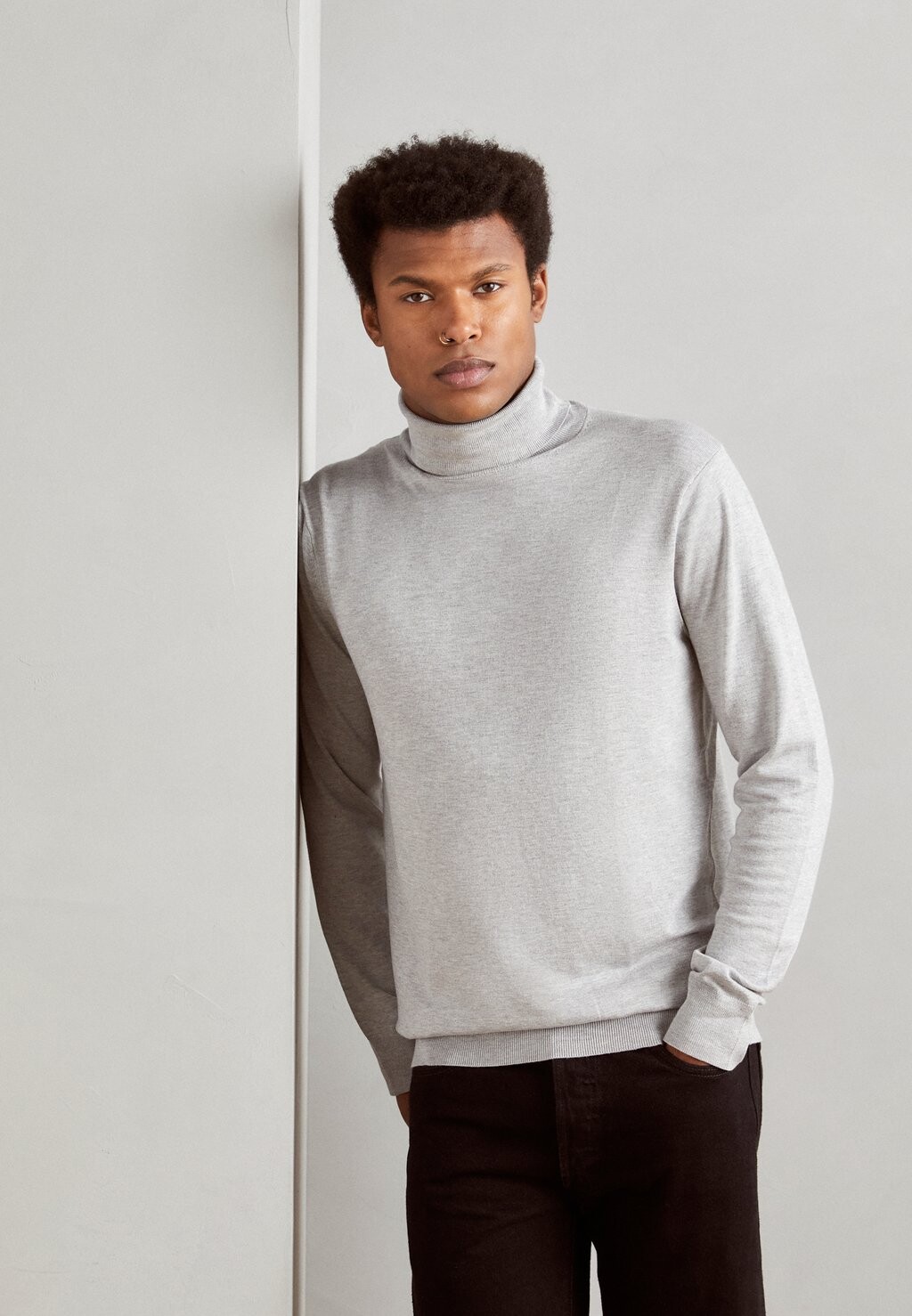 

Свитер ESSENTIALS TURTLE Scotch & Soda, светло-серый меланж