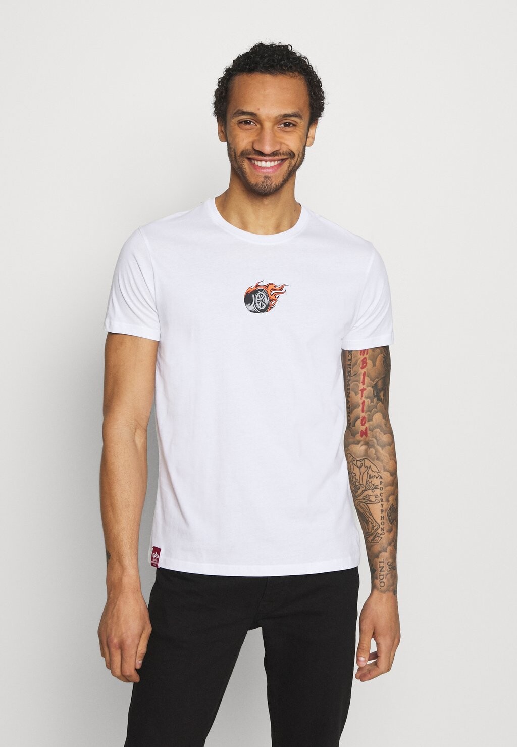 

Футболка с принтом Alpha Industries, белый