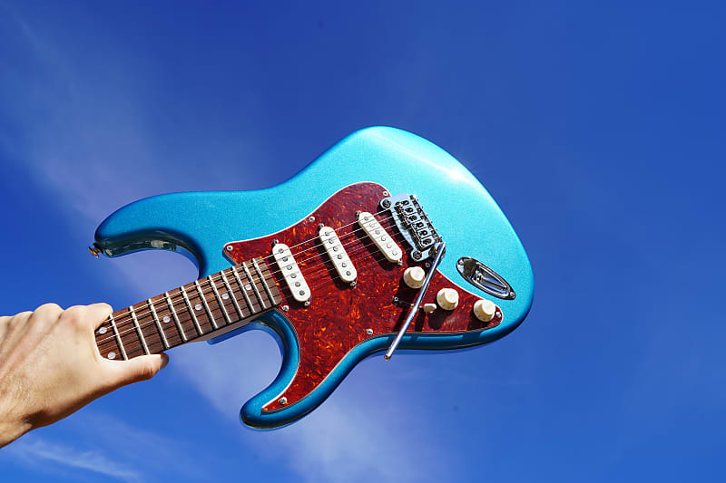 Электрогитара G&L USA Legacy Lake Placid Blue Metallic Left Handed 6-String Electric Guitar w/ Black Tolex Case