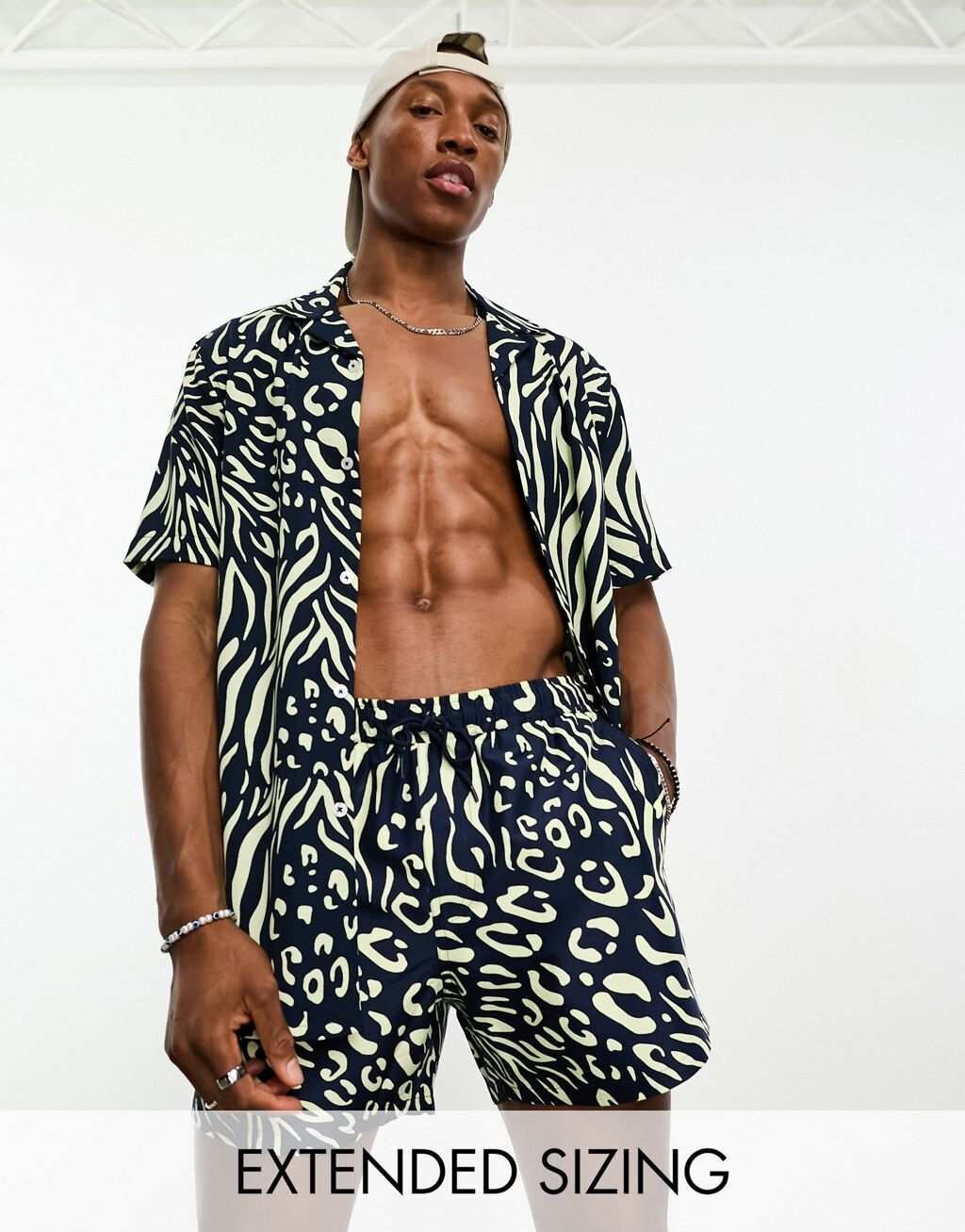 

Короткие шорты для плавания с анималистичным принтом ASOS DESIGN
