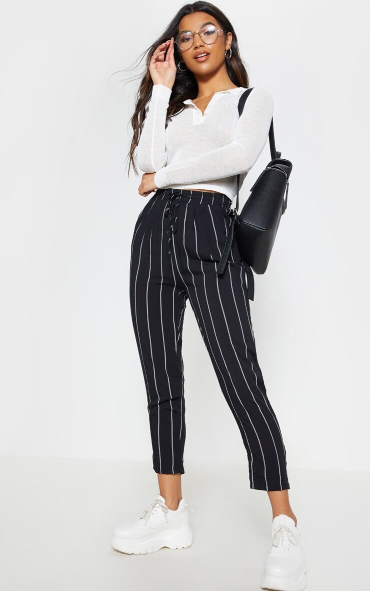 

PrettyLittleThing Повседневные брюки в черную полоску Diya