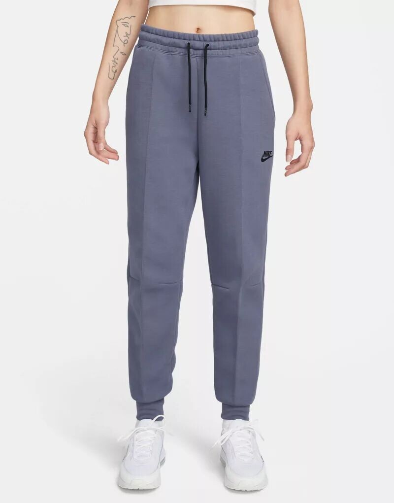 

Серые джоггеры Nike Tech Fleece