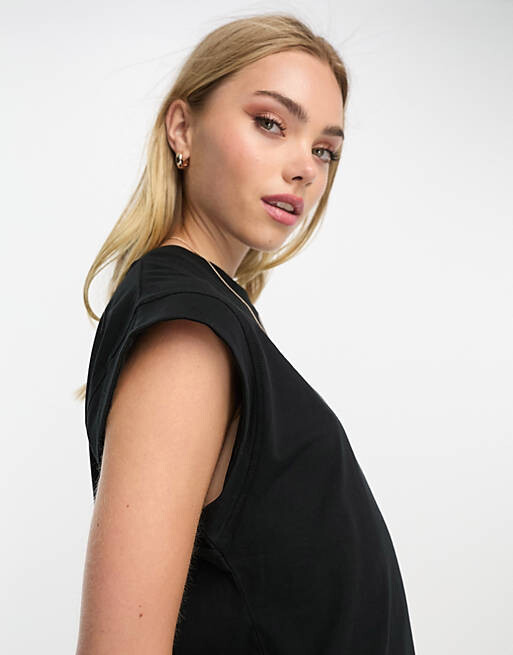 

Черная объемная футболка с заниженными плечами Pull&Bear