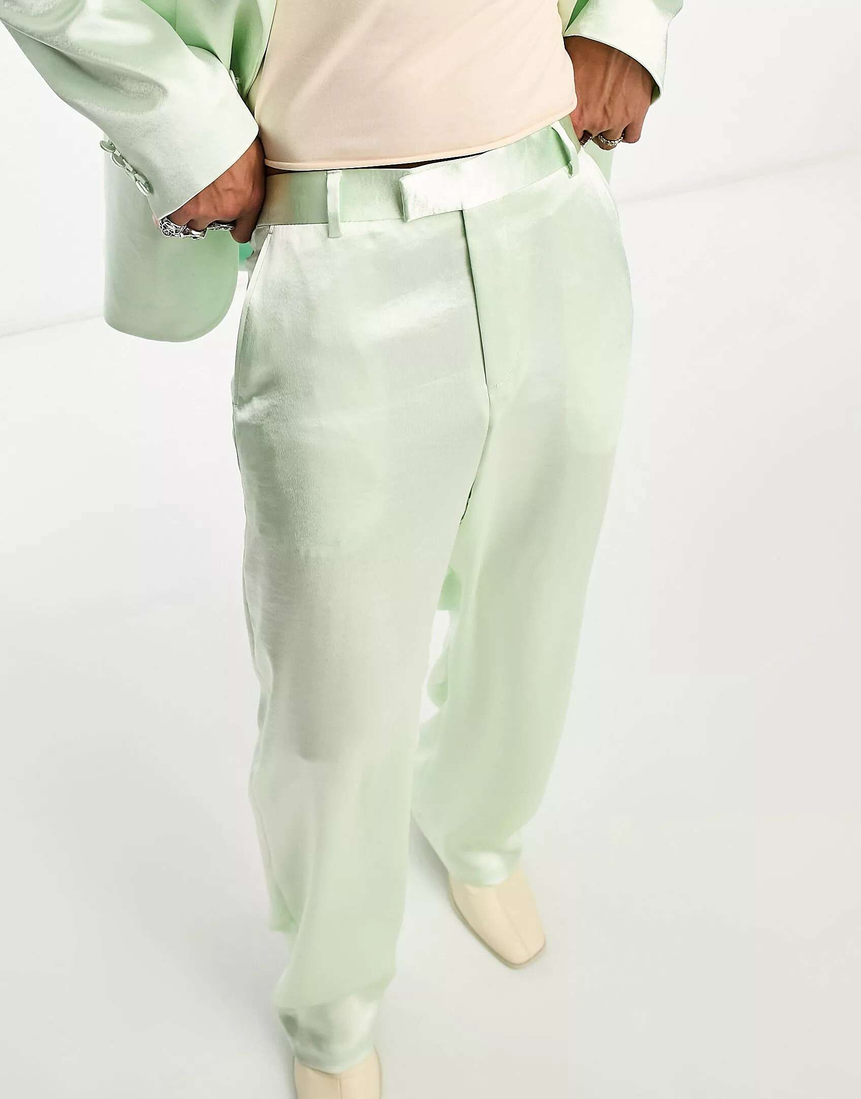 цена Зеленые атласные широкие костюмные брюки ASOS