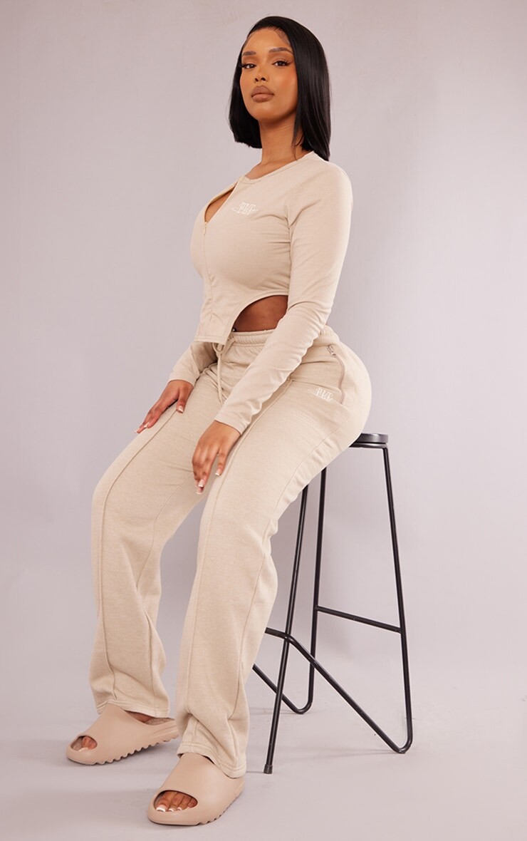 

PrettyLittleThing Широкие джоггеры с каменным узором и карманом на молнии