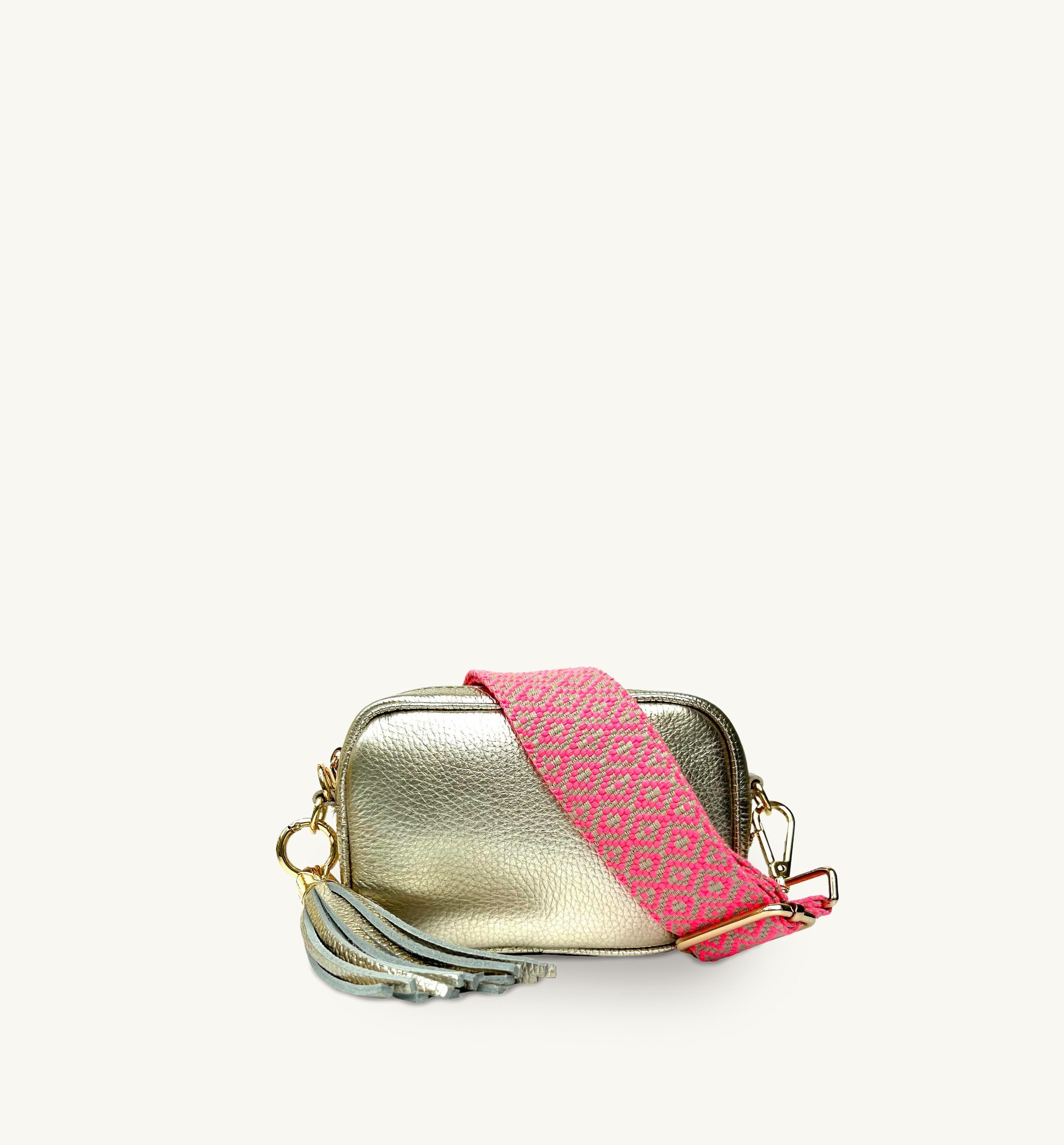 Золотая кожаная сумка для телефона Mini с кисточками и неоново-розовым ремешком с вышивкой крестиком Apatchy London, золото ремешок черный и каменный лабиринт apatchy london черный