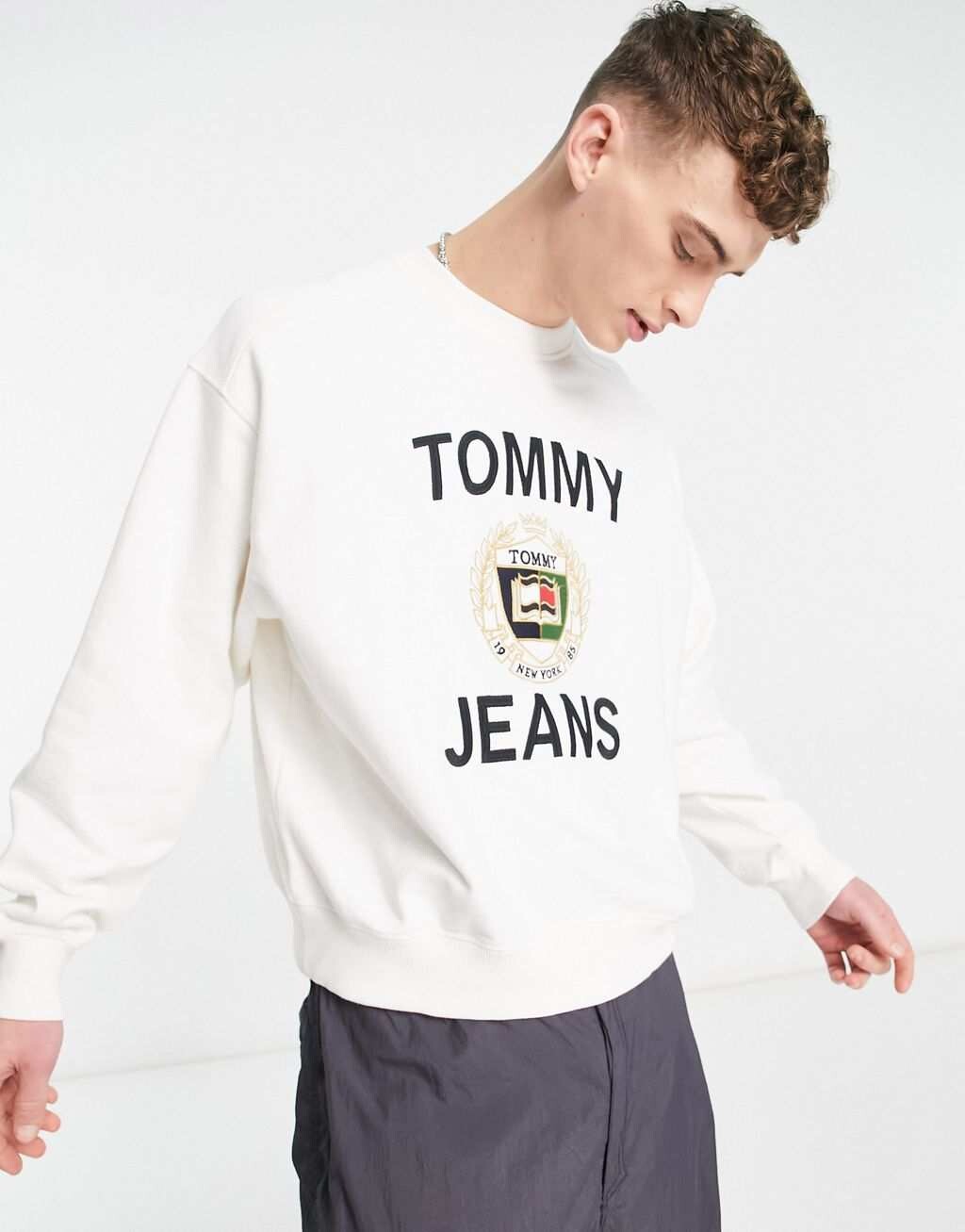 

Серая толстовка с большим логотипом Tommy Jeans, Серый