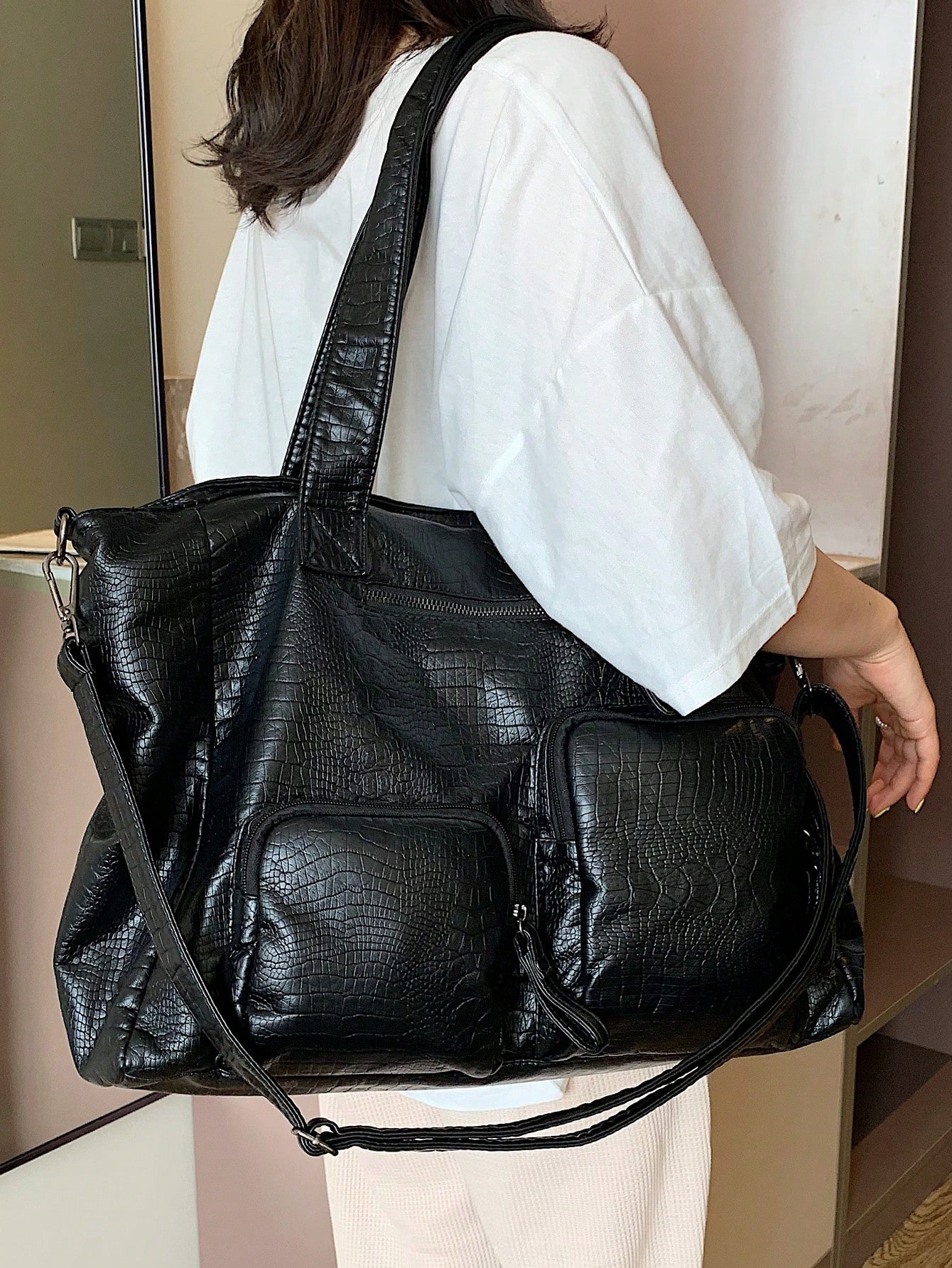 Черная сумка-тоут большой емкости из искусственной кожи с текстурой крокодила и несколькими карманами, черный