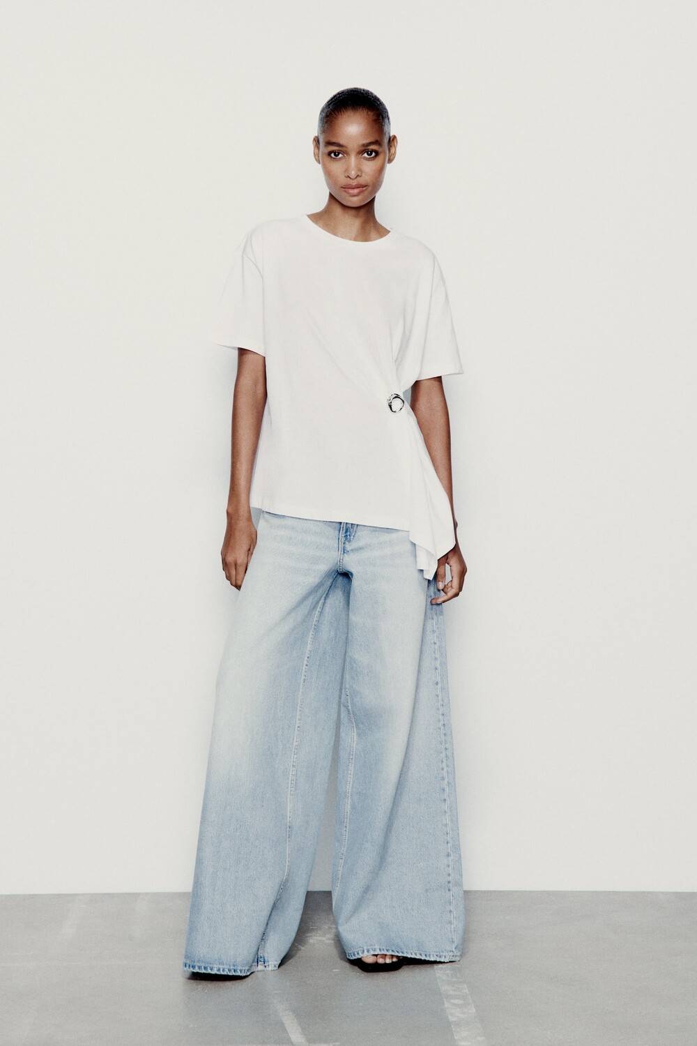 

Футболка с брошью Zara, белый