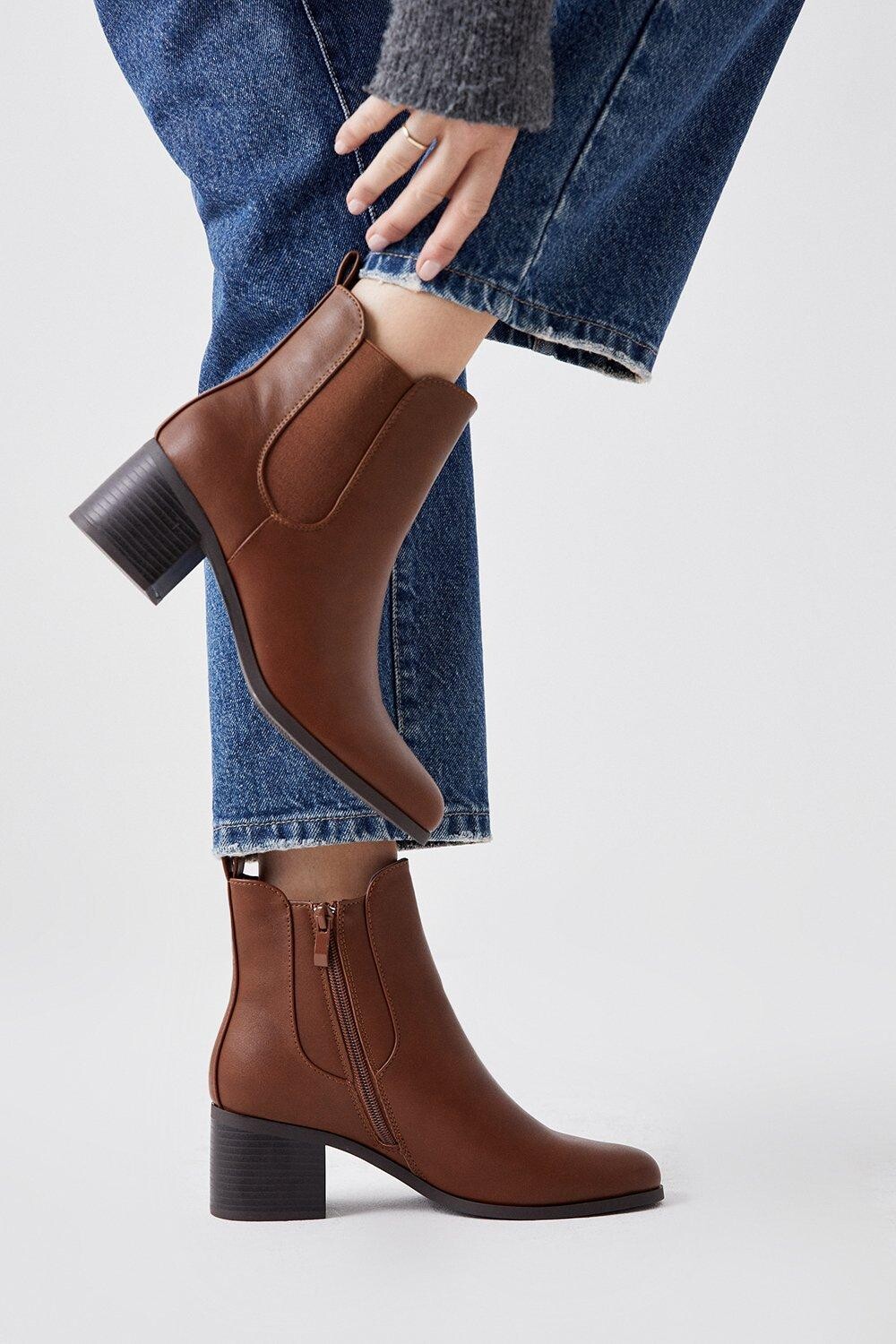 

Ботинки челси Maia на блочном каблуке Dorothy Perkins, коричневый