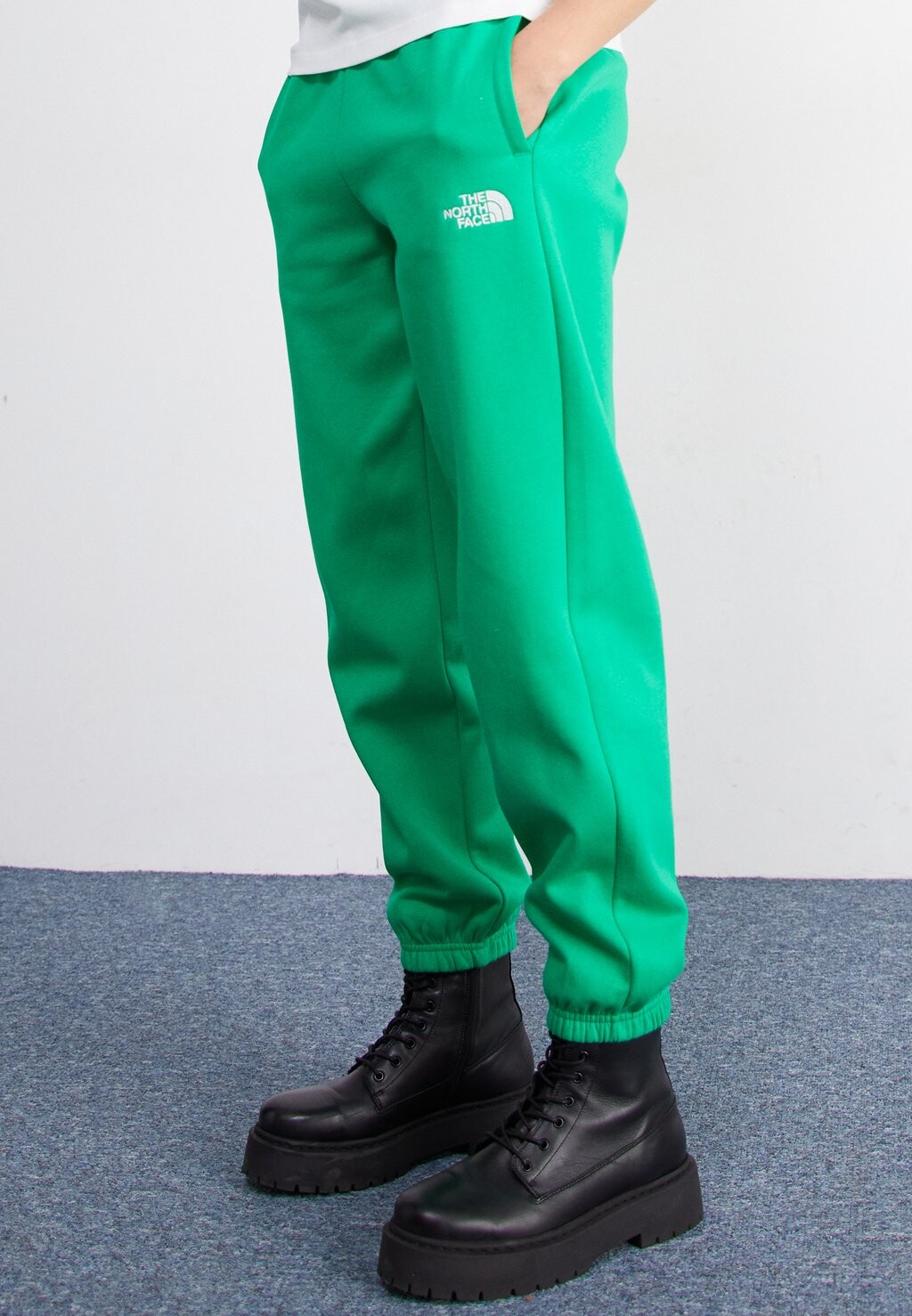 

Спортивные штаны ESSENTIAL The North Face, цвет optic emerald