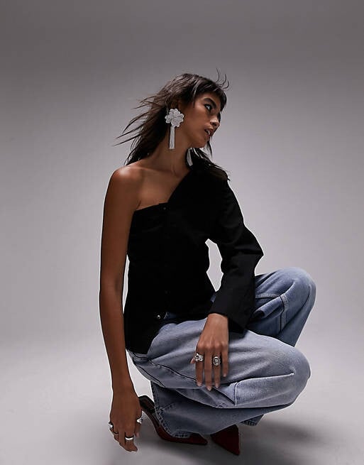 

Черная поплиновая рубашка на одно плечо Topshop
