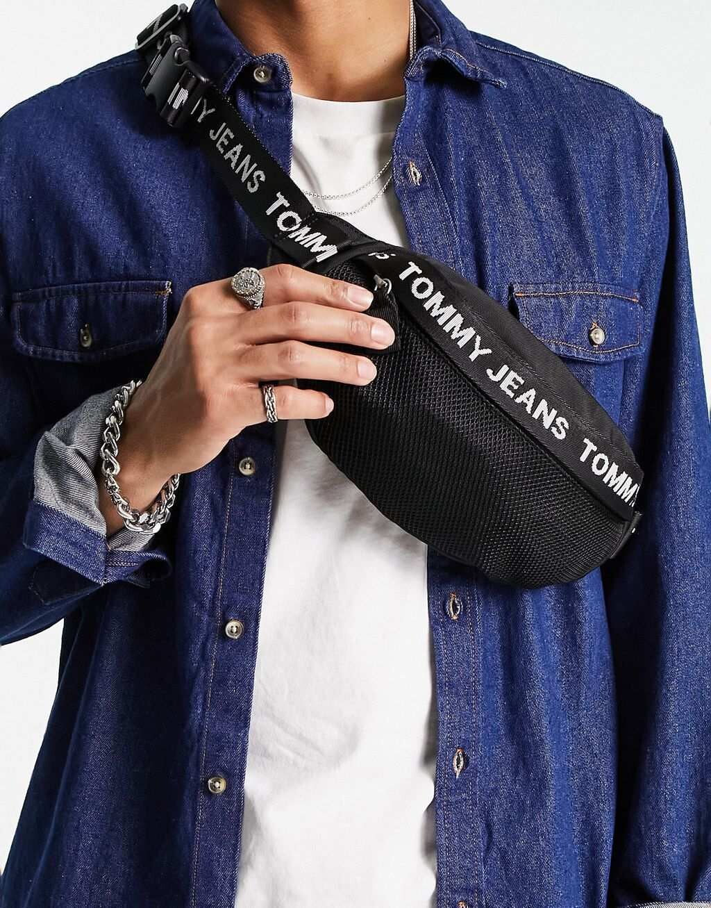 

Черная поясная сумка Tommy Jeans Essential