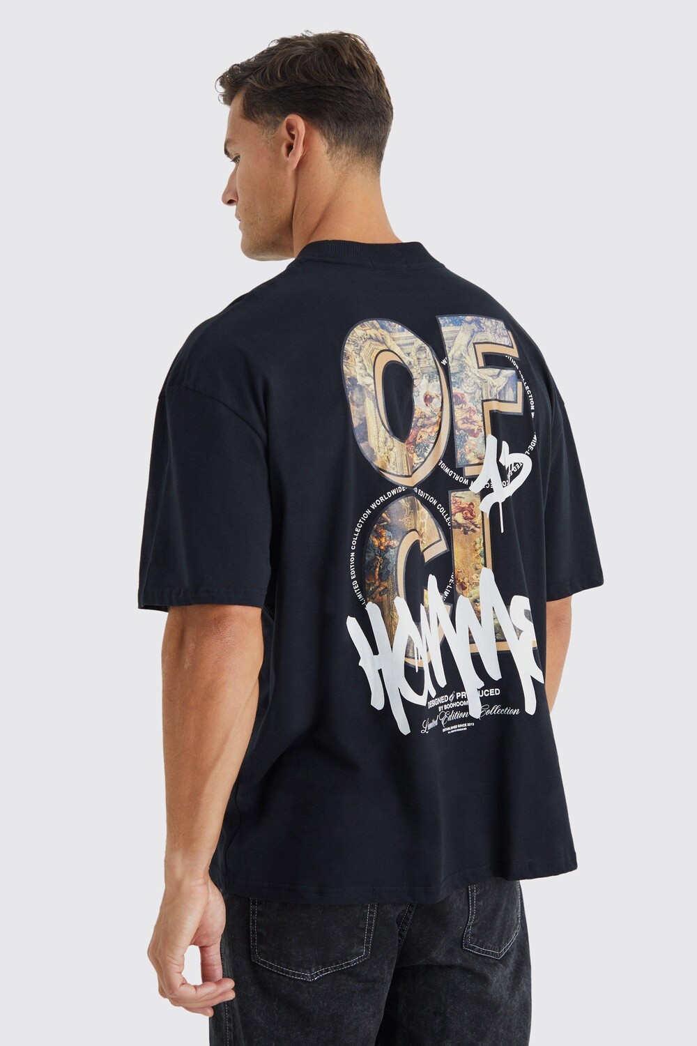 

Высокая футболка оверсайз renaissance с принтом на спине Boohoo, черный