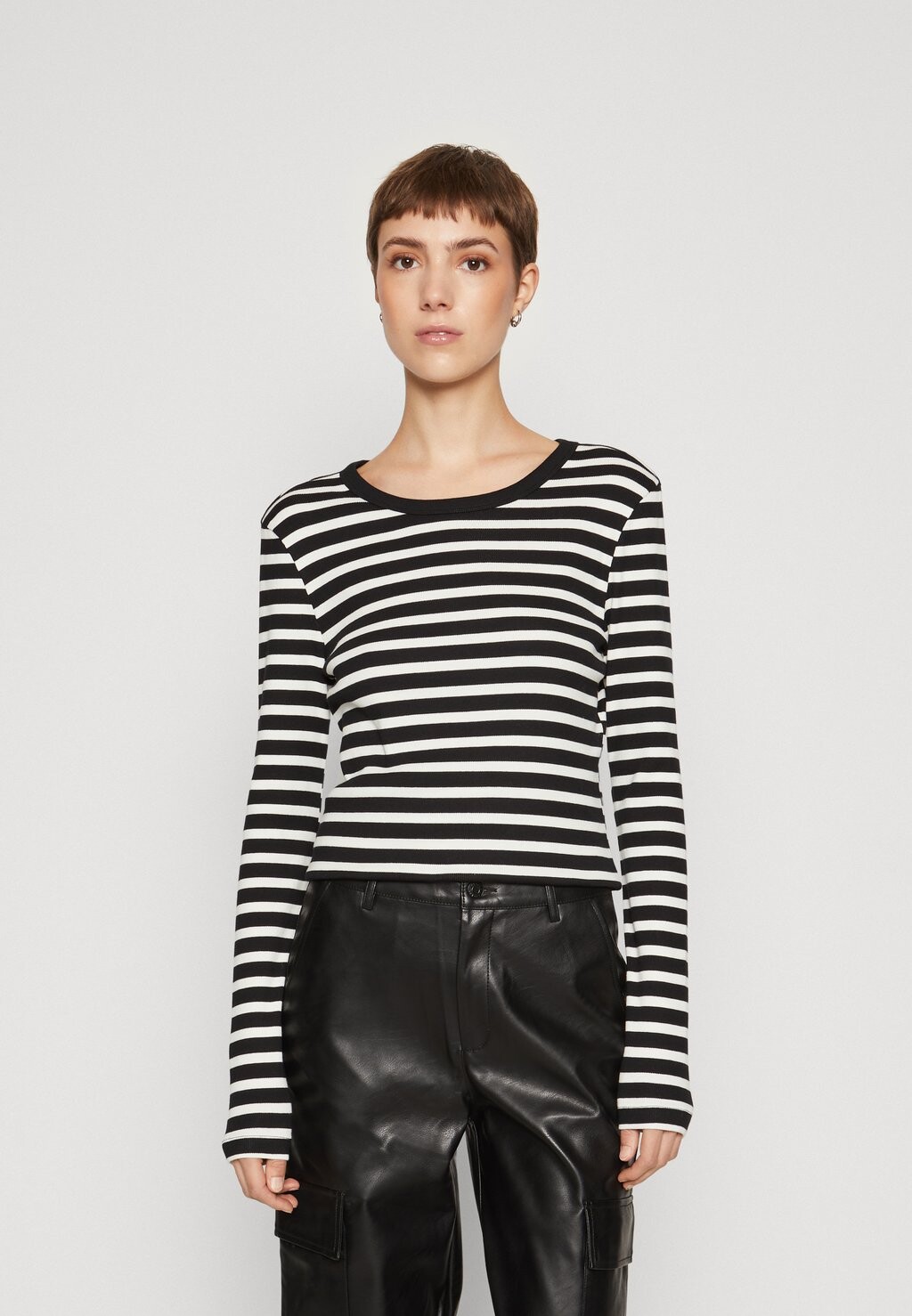 

Футболка с длинным рукавом BASIC LONG SLEEVE Gina Tricot, черная, Черный
