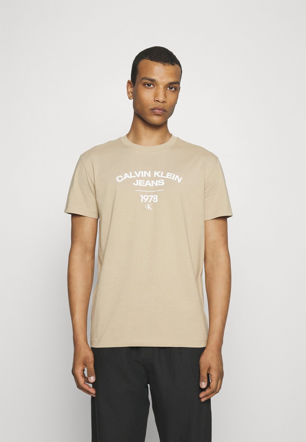 

Футболка с принтом Calvin Klein Jeans, бежевый