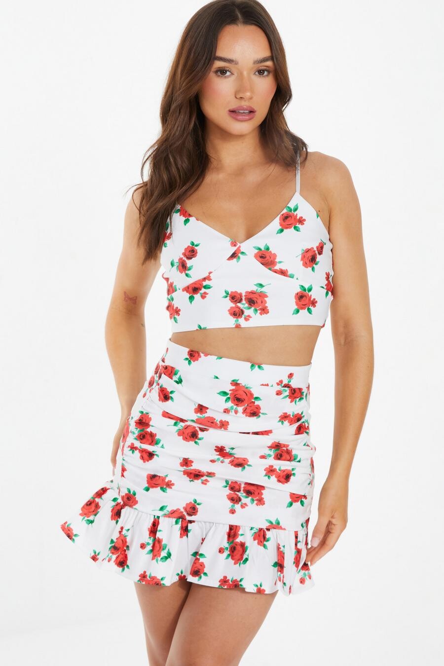 

Белая мини-юбка с цветочным принтом и сборками QUIZ Clothing