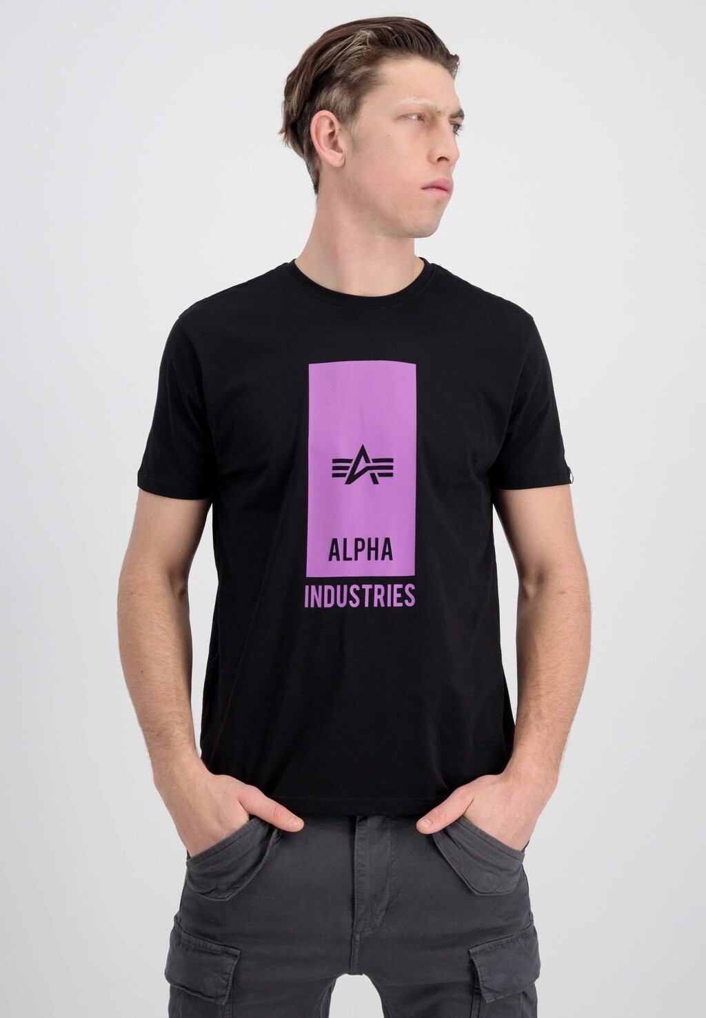 

Футболка с принтом Alpha Industries, черный