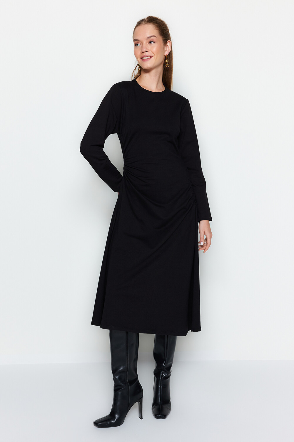 

Черное вязаное платье со сборкой на талии Trendyol Modest, черный