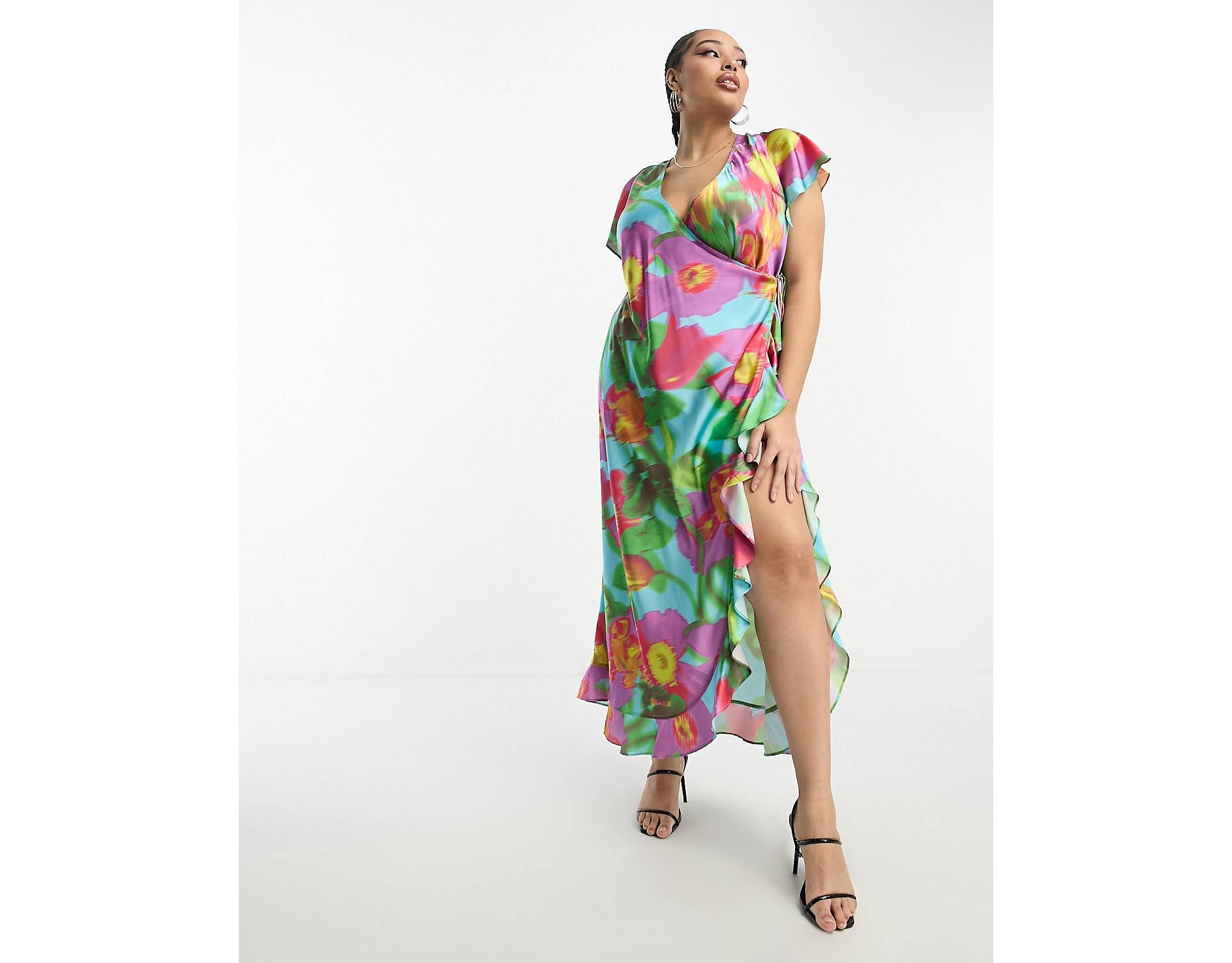 Атласное платье макси с запахом и оборками ASOS DESIGN Curve с крупным ярким цветочным принтом ASOS DESIGN Curve ASOS Curve цена и фото