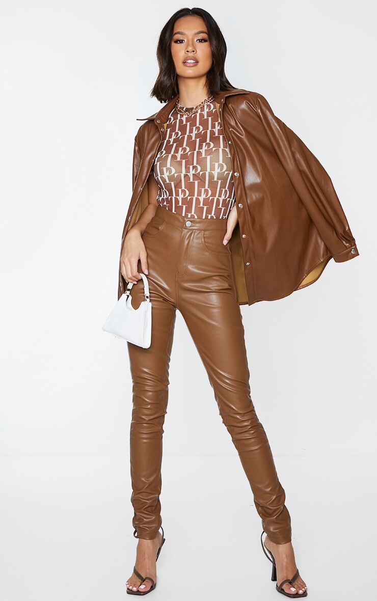 

PrettyLittleThing Узкие брюки из искусственной кожи шоколадного цвета на пуговицах, Коричневый