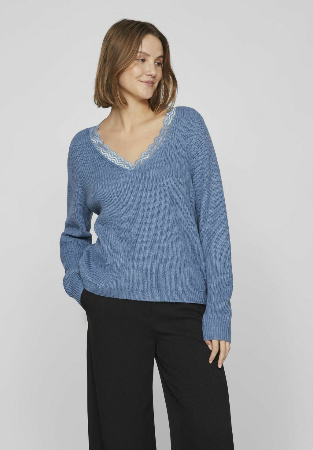 Вязаный свитер V-NECK VILA, цвет coronet blue