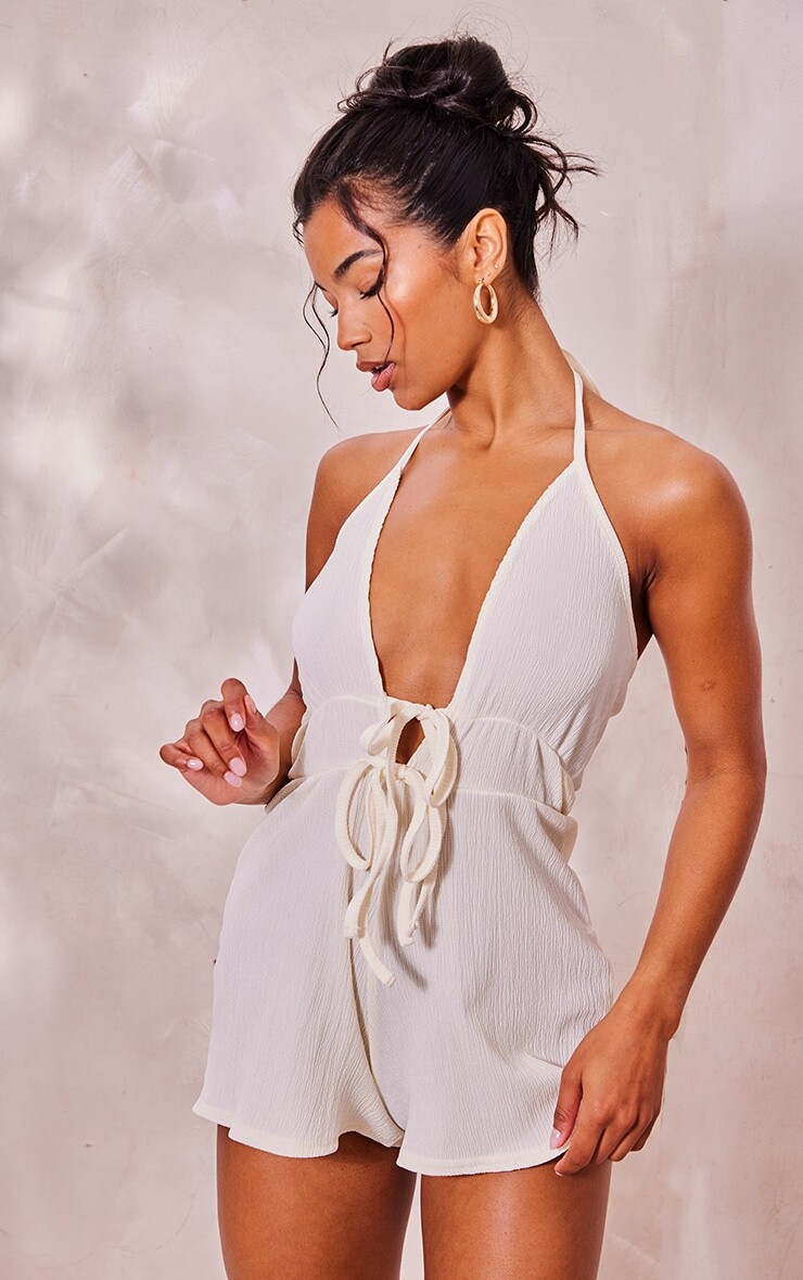

PrettyLittleThing Кремовый комбинезон с бретелькой и бретелькой на бретельках с текстурированной завязкой и бюстом