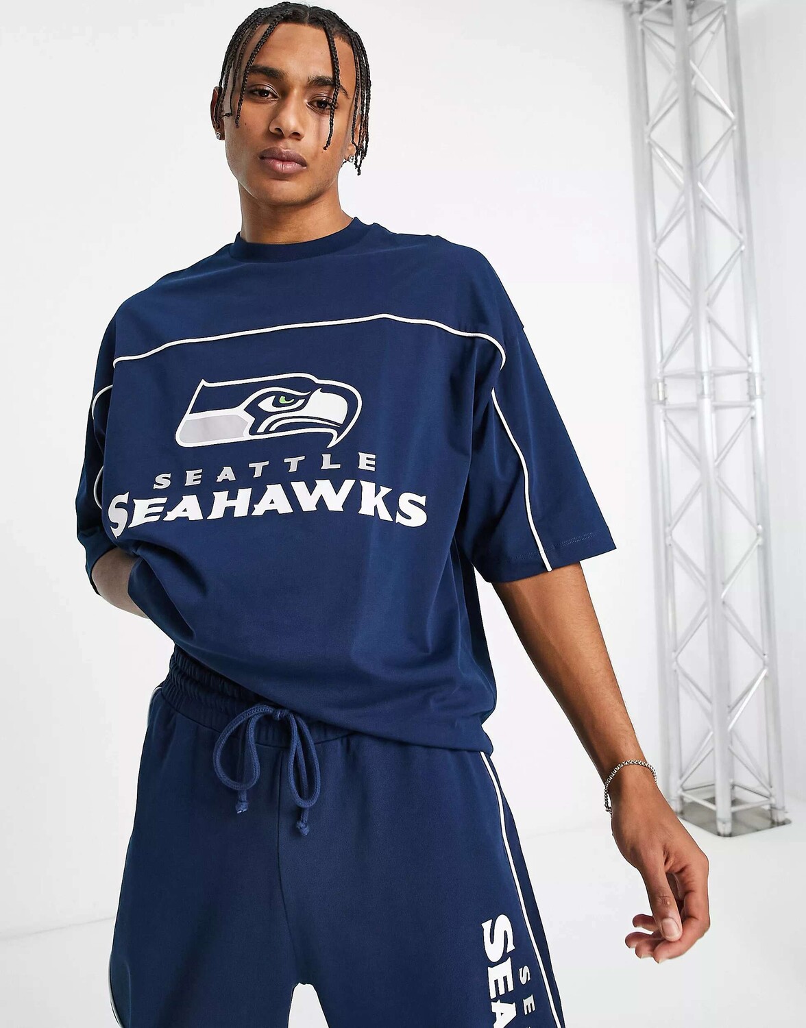 

Темно-синяя футболка в тон с принтом NFL Seattle Seahawks ASOS, Синий