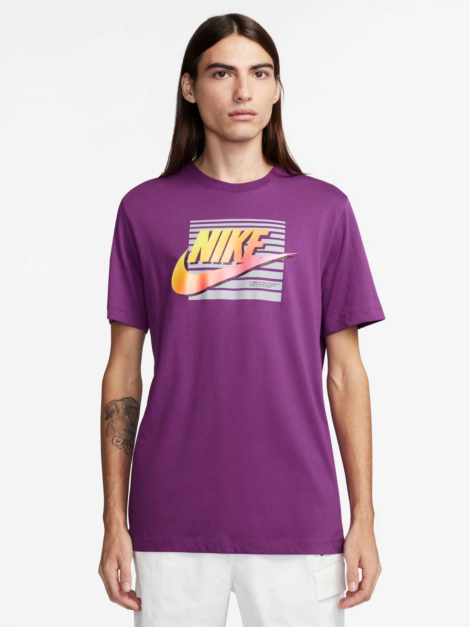 

Футболка Nike M NSW TEE 6MO FUTURA, фиолетовый