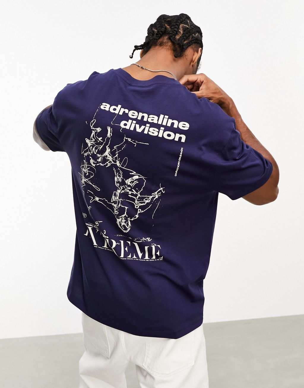 

Темно-синяя непринужденная футболка с рисунком на спине ASOS DESIGN
