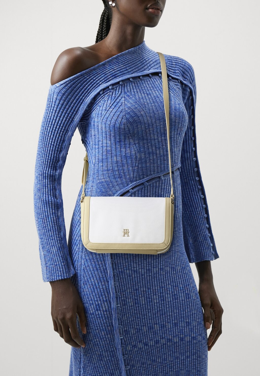 

Сумка через плечо ESSENTIAL FLAP CROSSOVER Tommy Hilfiger, цвет neutral mix
