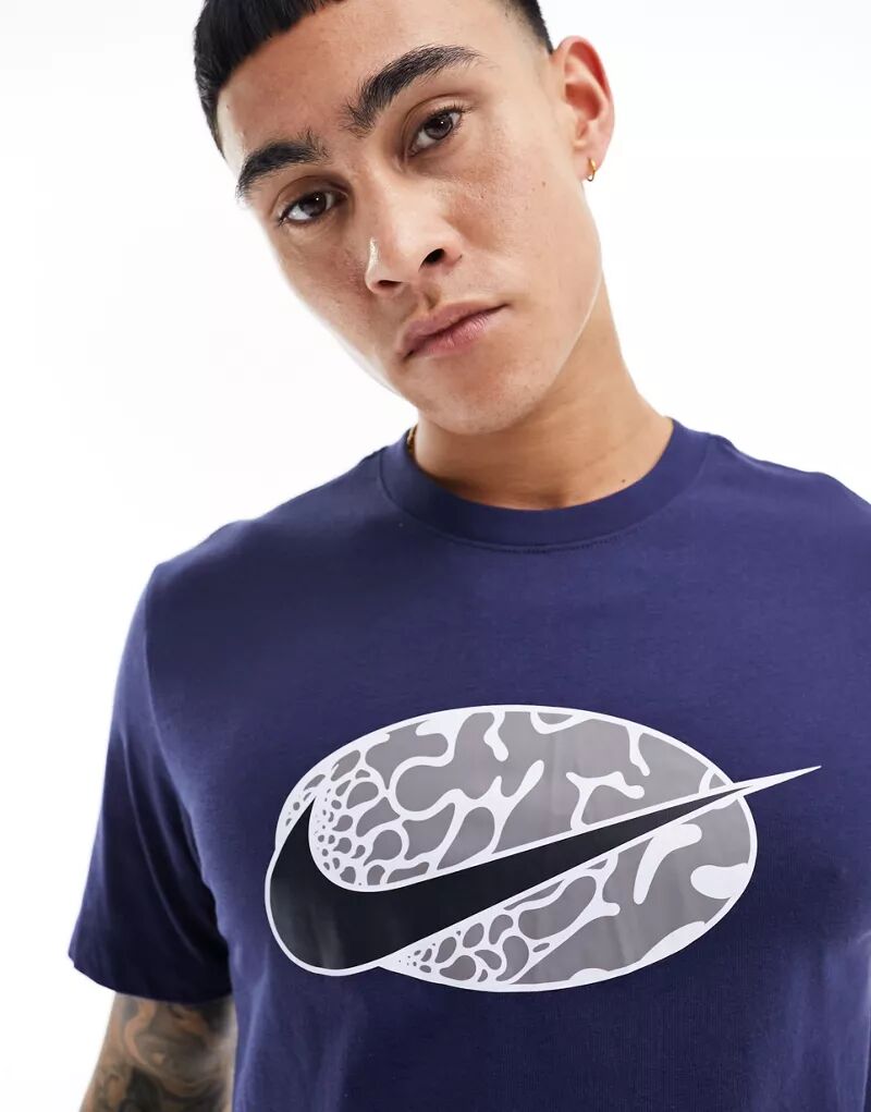 Темно-синяя футболка с логотипом-галочкой Nike