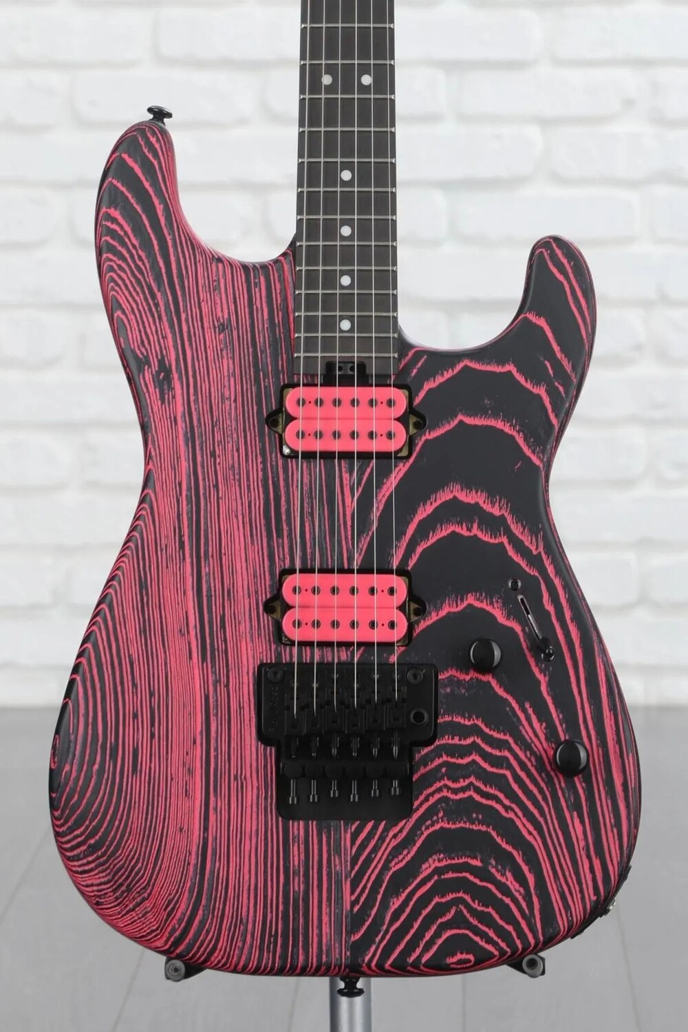 

Электрогитара Charvel Pro-Mod San Dimas Style 1 HH FR E Ash — неоновый розовый ясень с накладкой из черного дерева
