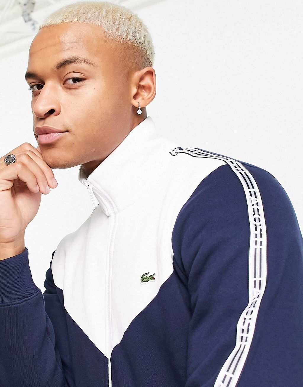 

Темно-синий и белый свитшот на молнии с логотипом Lacoste