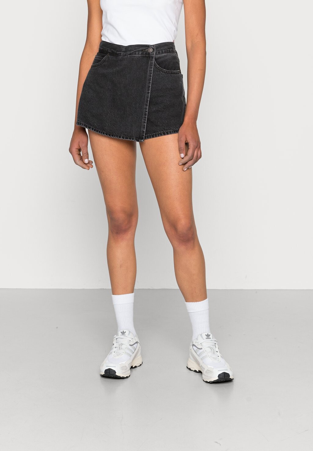 

Джинсовые шорты Levi's, черный
