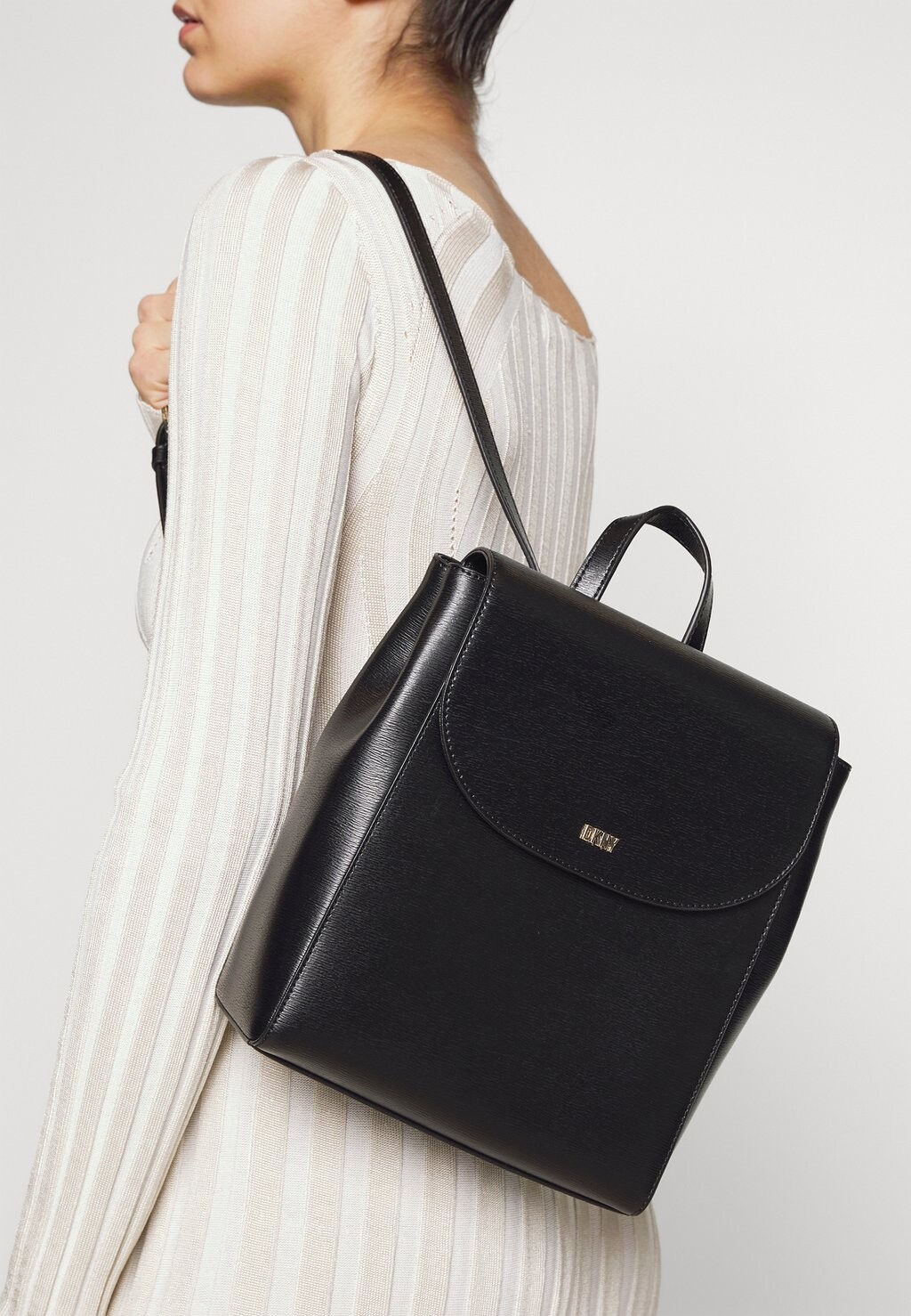 

Рюкзак Bryant Flap DKNY, цвет black/gold