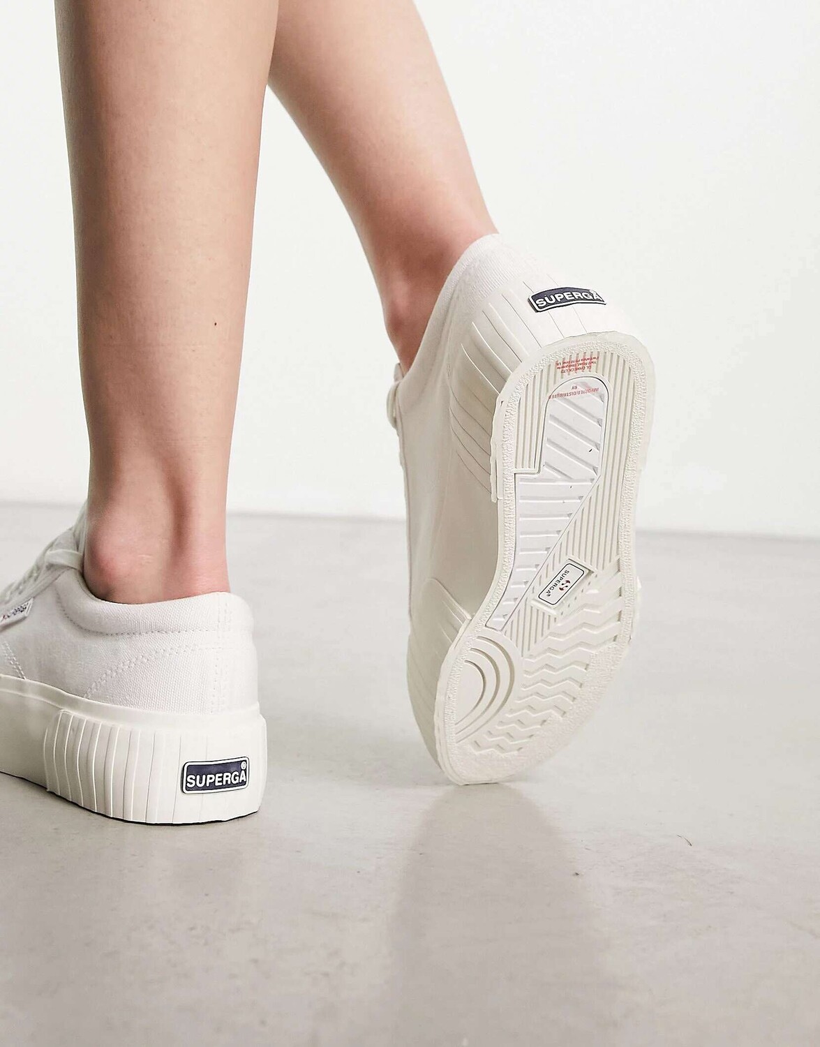 

Белые кроссовки на платформе с полосками Superga 2631