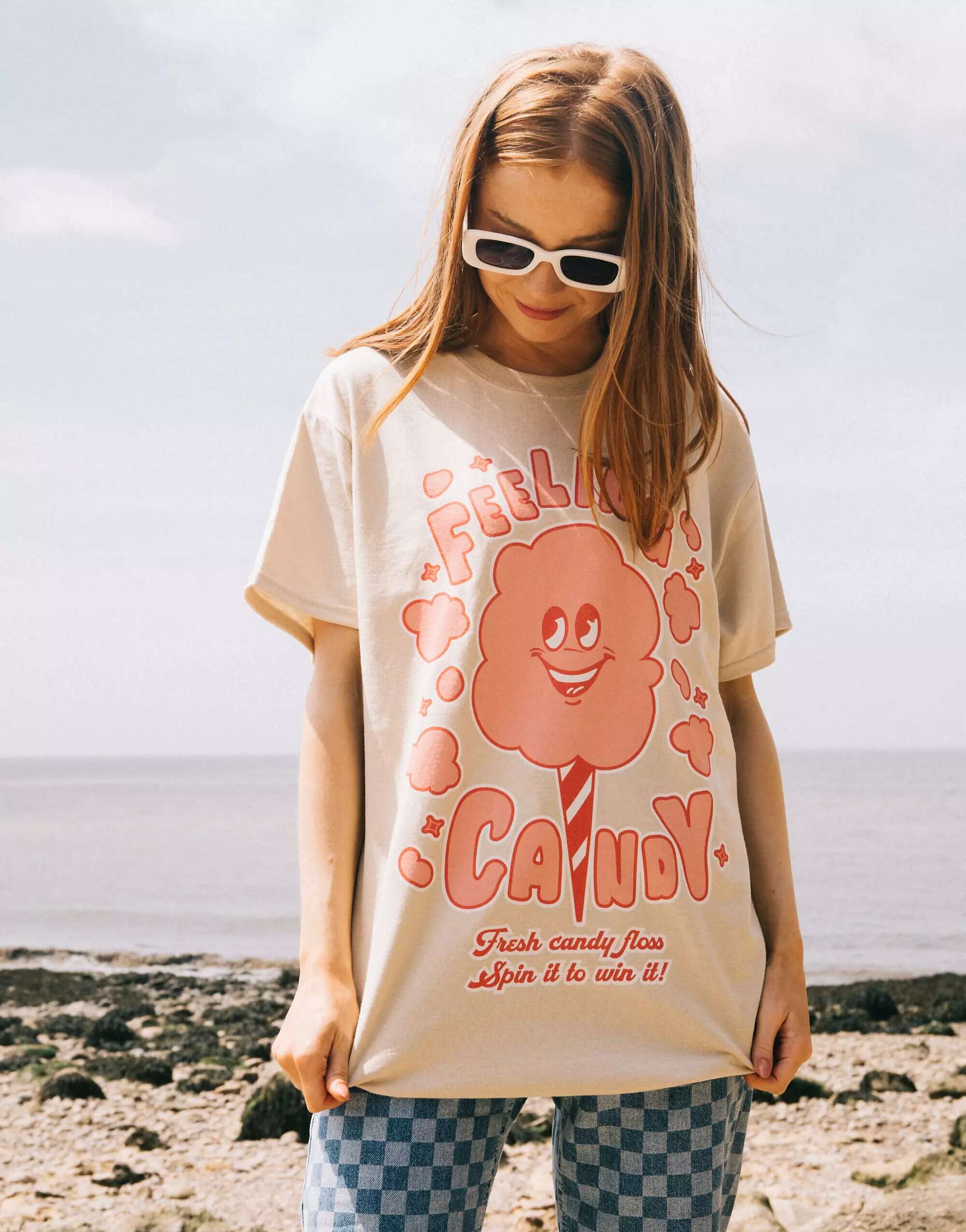 Песочная футболка унисекс с рисунком Candy Staycation Batch1