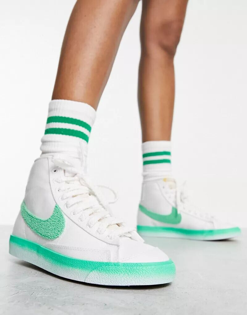 

Бело-весенне-зеленые кроссовки средней высоты Nike Blazer Ray of Hope