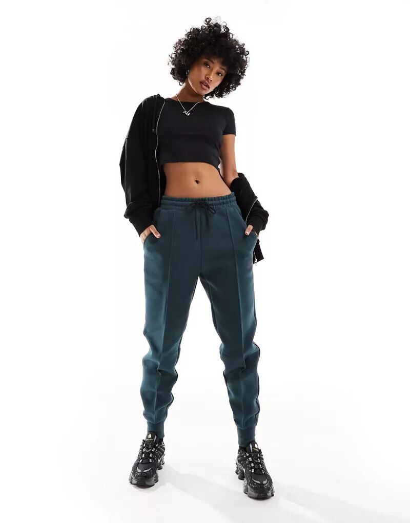 

Темно-зеленые джоггеры Nike Tech Fleece