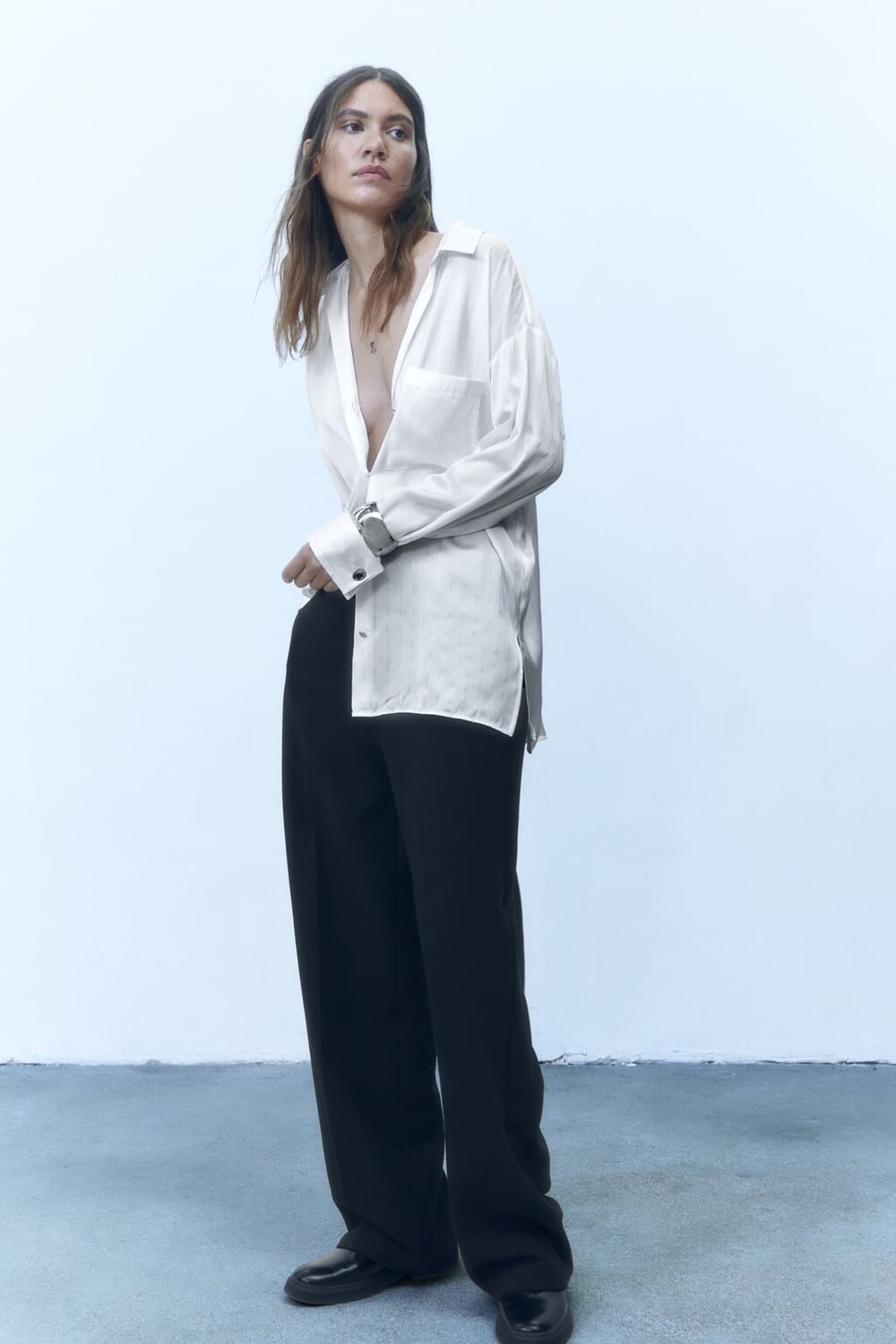 

Длинная рубашка в полоску с эффектом металлик ZARA, белый